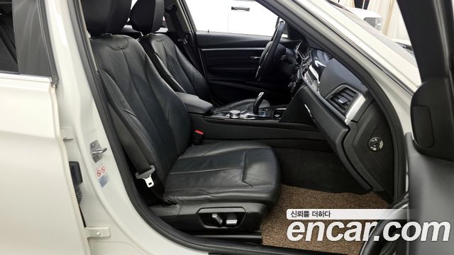 BMW 3-Series 320i Luxury