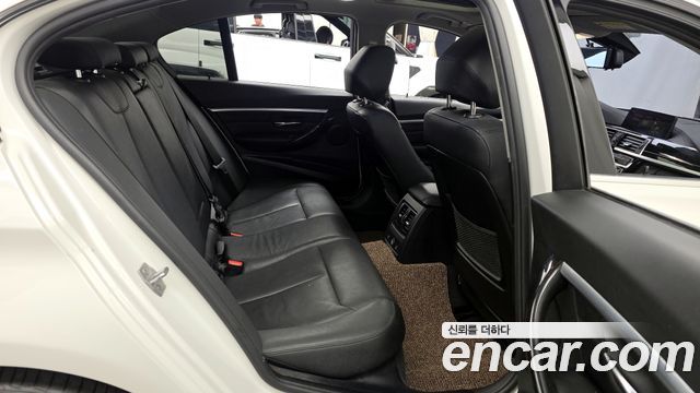 BMW 3-Series 320i Luxury