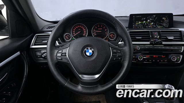 BMW 3-Series 320i Luxury