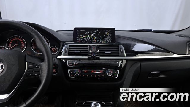 BMW 3-Series 320i Luxury
