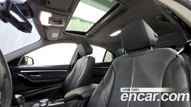 BMW 3-Series 320i Luxury