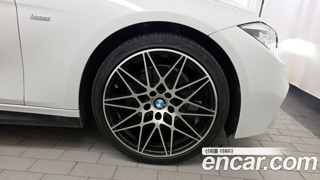 BMW 3-Series 320i Luxury
