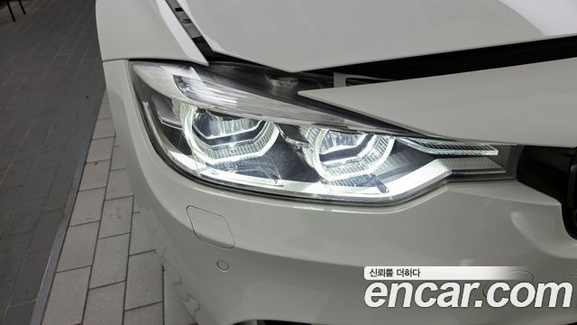 BMW 3-Series 320i Luxury