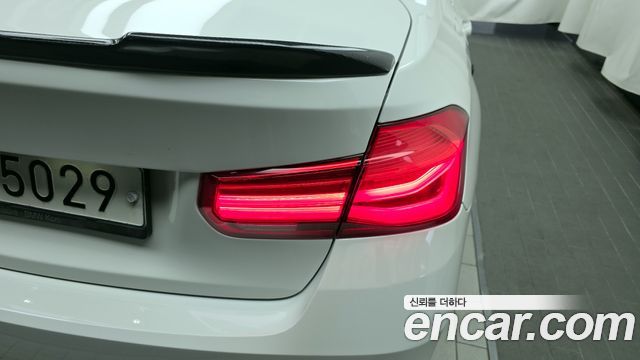 BMW 3-Series 320i Luxury