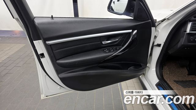 BMW 3-Series 320i Luxury