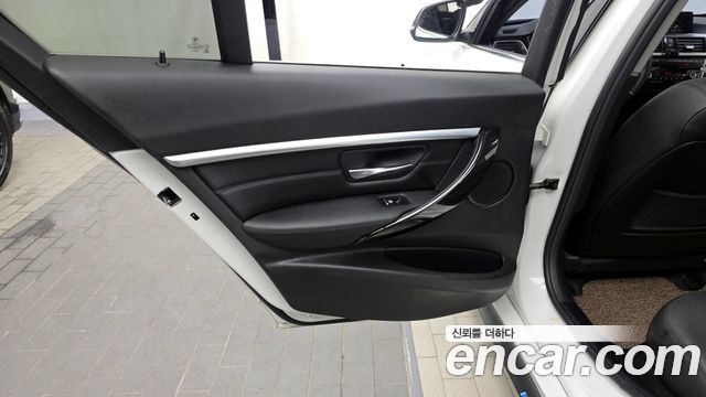BMW 3-Series 320i Luxury