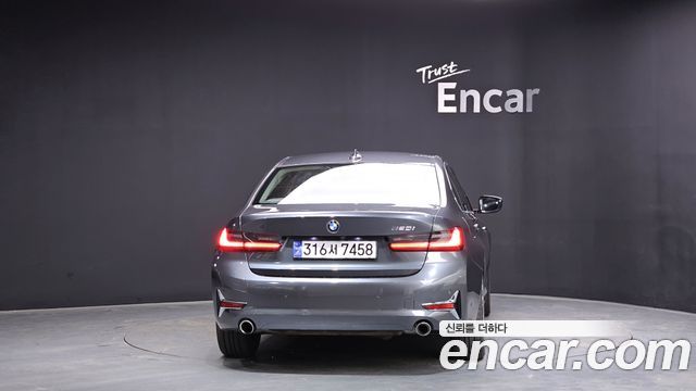 BMW 3-Series 320i Luxury
