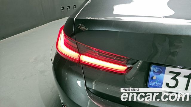 BMW 3-Series 320i Luxury