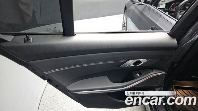 BMW 3-Series 320i Luxury