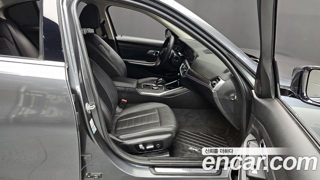 BMW 3-Series 320i Luxury
