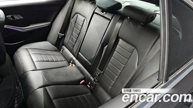 BMW 3-Series 320i Luxury