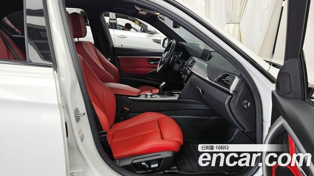 BMW 3-Series 330i M Sport Shadow