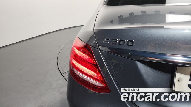 Mercedes-Benz E-Class E300 4MATIC Avnatgarde