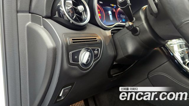 Mercedes-Benz GLC-Class GLC300e 4MATIC