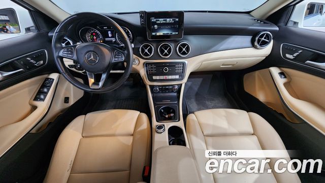 Mercedes-Benz GLA-Class GLA220