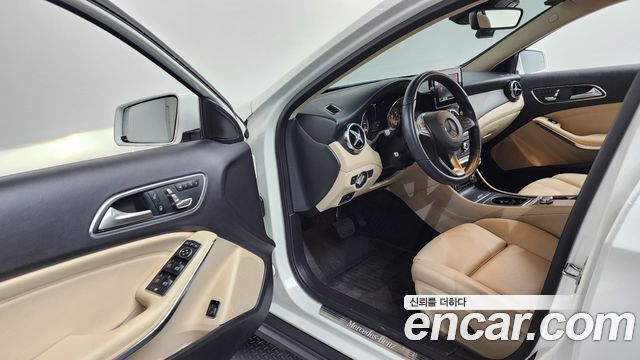 Mercedes-Benz GLA-Class GLA220