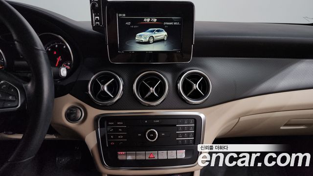Mercedes-Benz GLA-Class GLA220