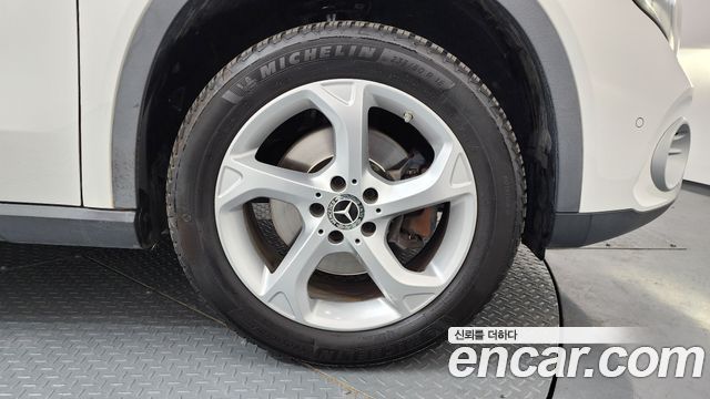 Mercedes-Benz GLA-Class GLA220