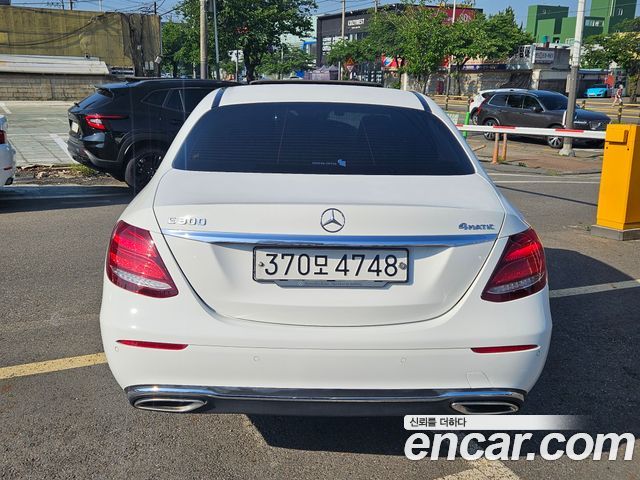 Mercedes-Benz E-Class E300 4MATIC Exclusive