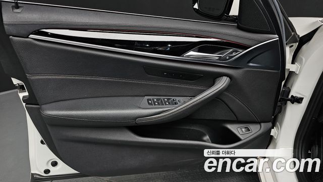 BMW 5-Series 520i Luxury