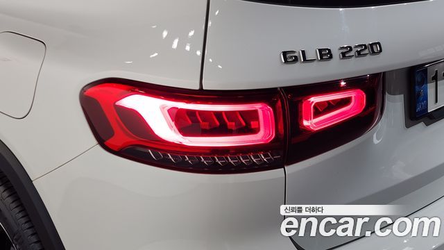 Mercedes-Benz GLB-Class GLB220