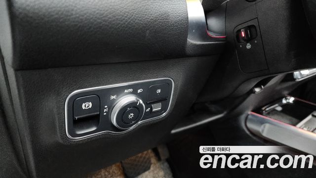 Mercedes-Benz GLB-Class GLB220