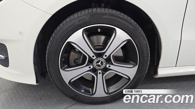 Mercedes-Benz B-Class B220