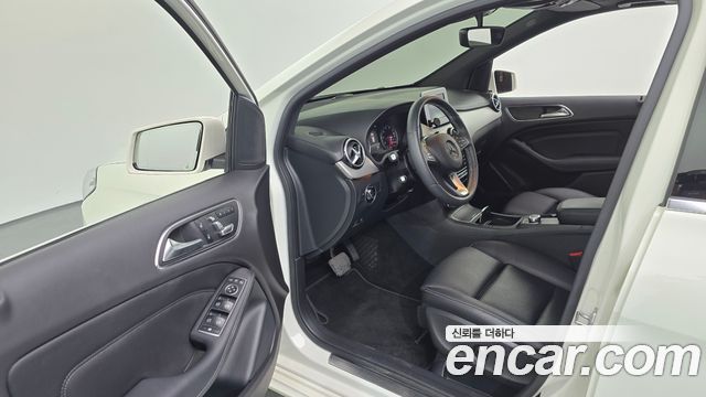 Mercedes-Benz B-Class B220