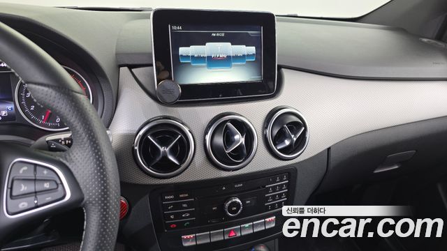 Mercedes-Benz B-Class B220