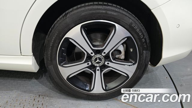 Mercedes-Benz B-Class B220