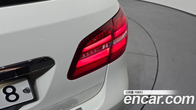 Mercedes-Benz B-Class B220