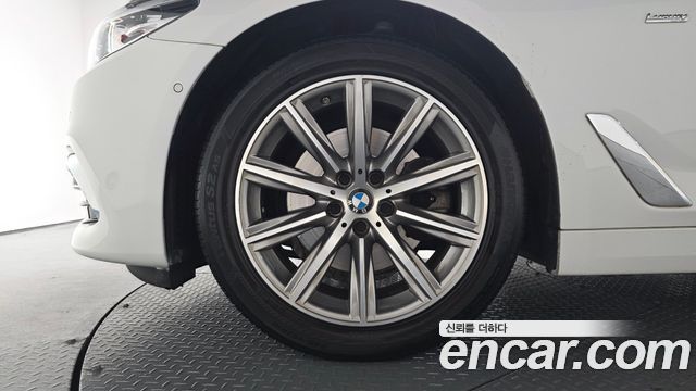 BMW 5-Series 520i Luxury