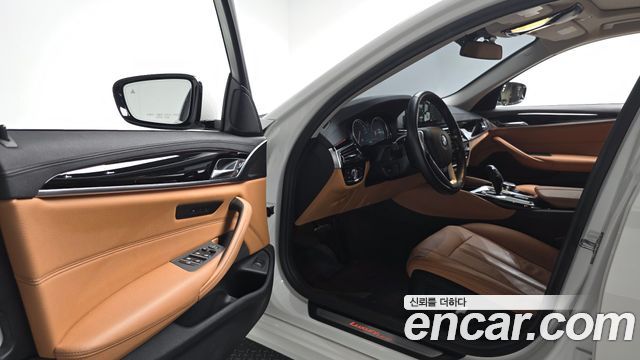 BMW 5-Series 520i Luxury