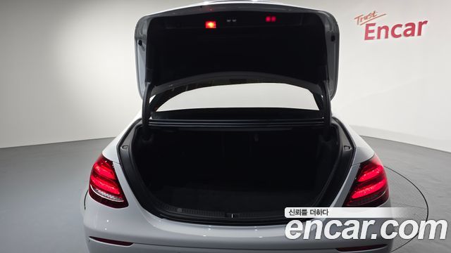 Mercedes-Benz E-Class E300 4MATIC Exclusive