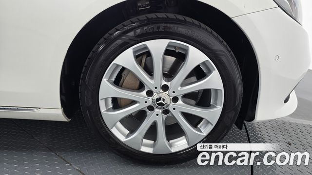 Mercedes-Benz E-Class E300 4MATIC Exclusive