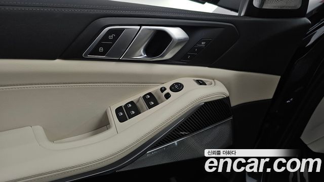 BMW X5 M50i