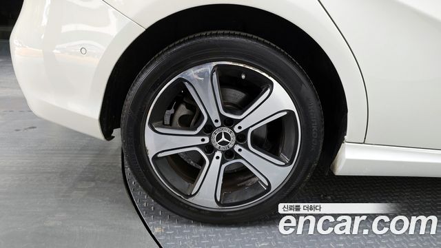 Mercedes-Benz B-Class B220