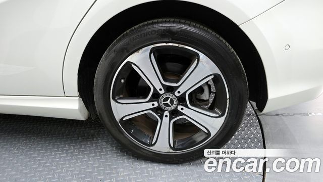 Mercedes-Benz B-Class B220