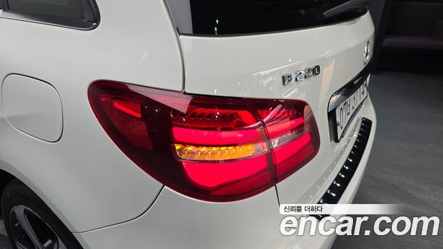 Mercedes-Benz B-Class B220