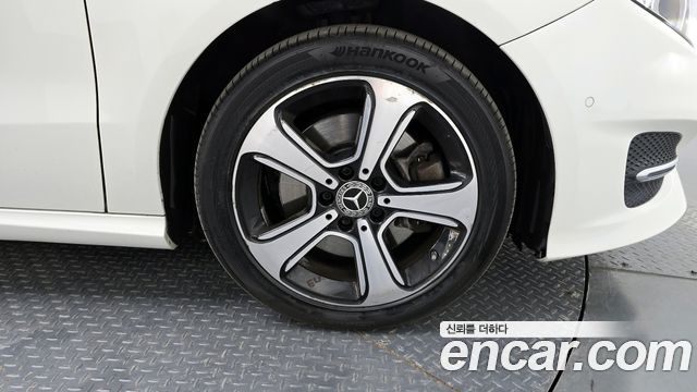 Mercedes-Benz B-Class B220