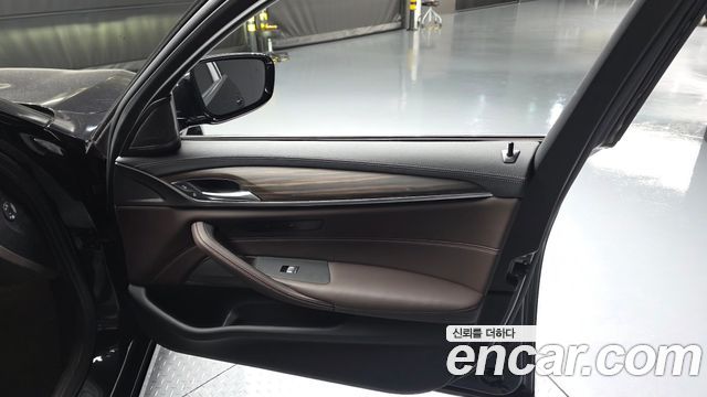 BMW 5-Series 530i xDrive Luxury