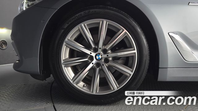 BMW 5-Series 520i Luxury