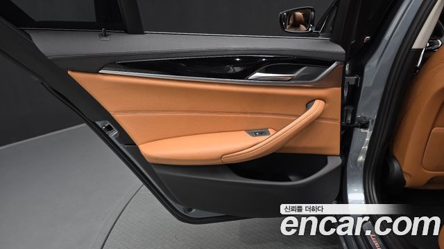 BMW 5-Series 520i Luxury
