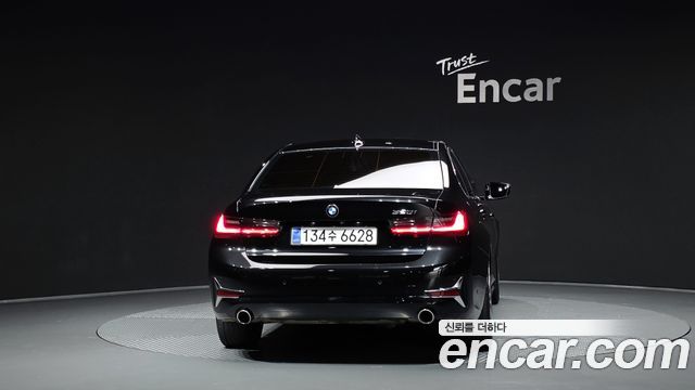 BMW 3-Series 320i Luxury