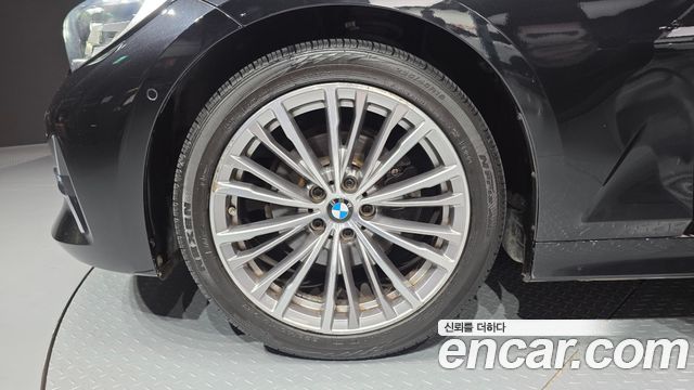 BMW 3-Series 320i Luxury