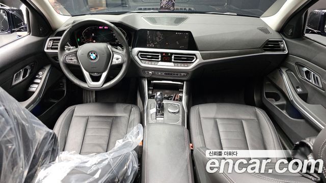 BMW 3-Series 320i Luxury