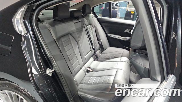 BMW 3-Series 320i Luxury