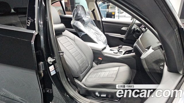 BMW 3-Series 320i Luxury