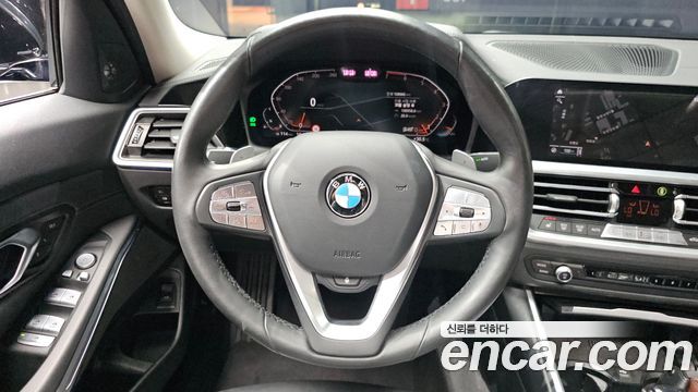 BMW 3-Series 320i Luxury
