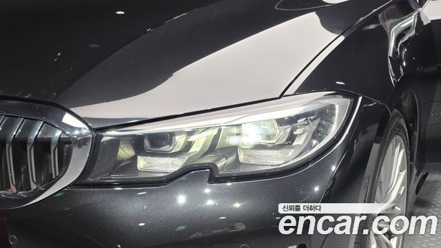 BMW 3-Series 320i Luxury